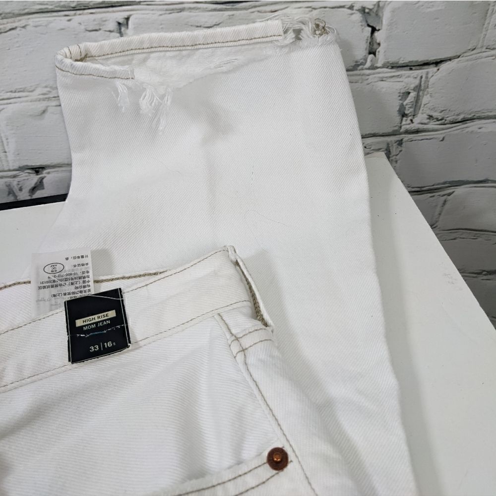 Abercrombie & Fitch white distressed high rise mom jeans NWT 33x16 short